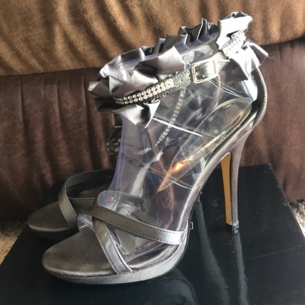 Mascotte dark gray w/sparkle heels size 7.5